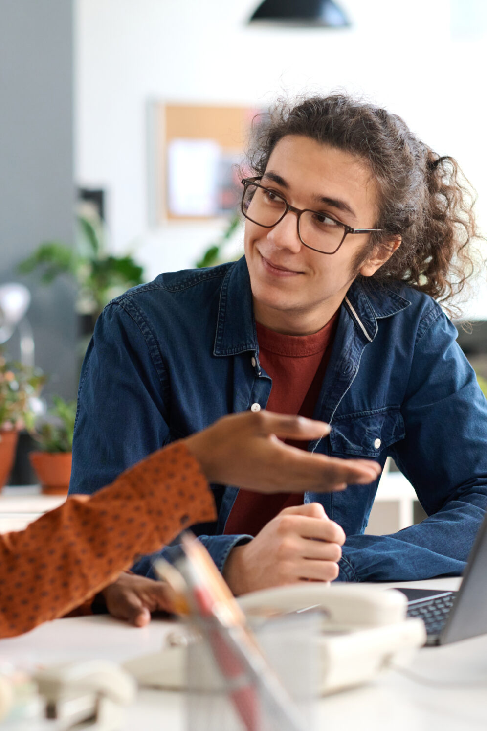 Homme qui reçoit des conseils