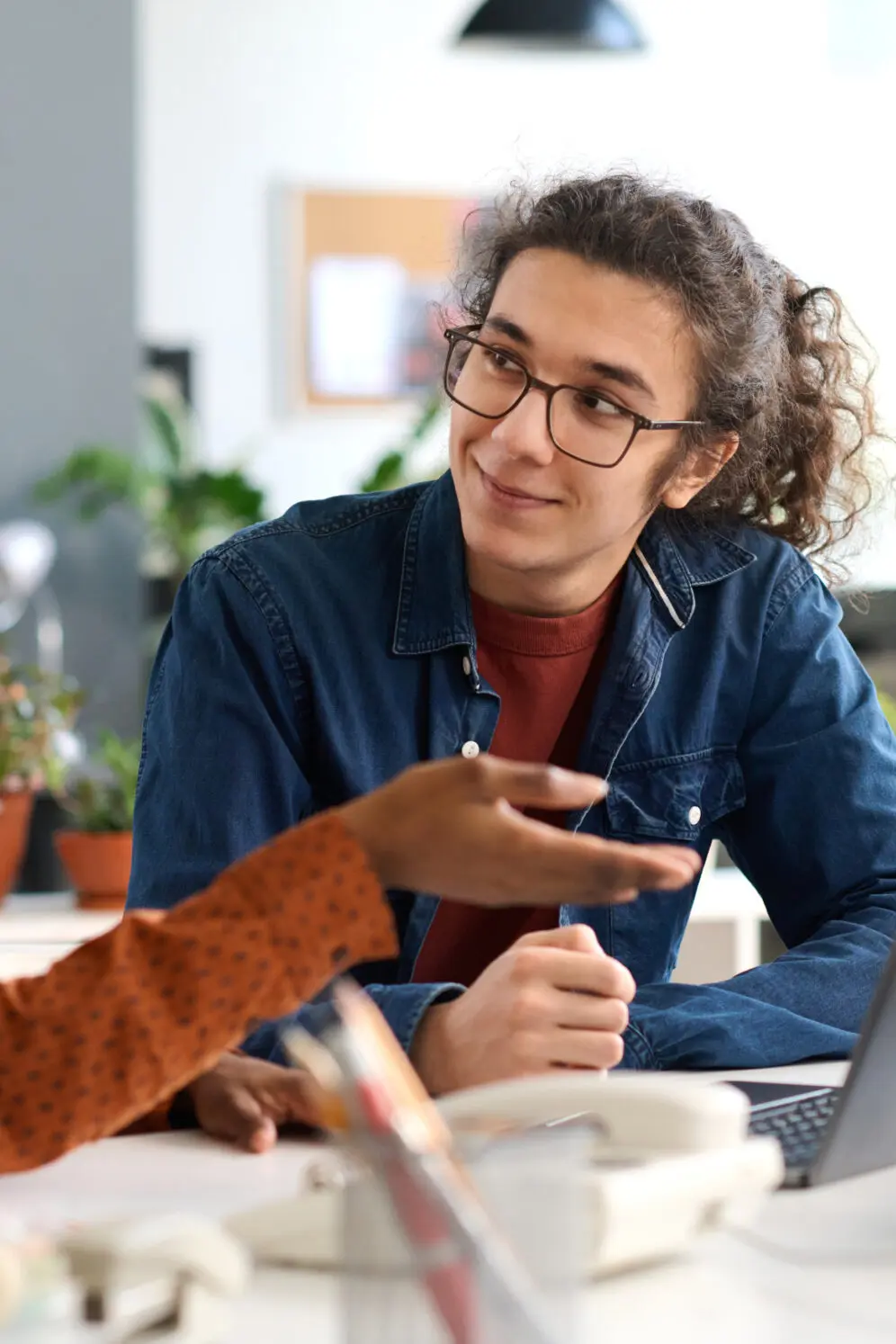 Homme qui reçoit des conseils