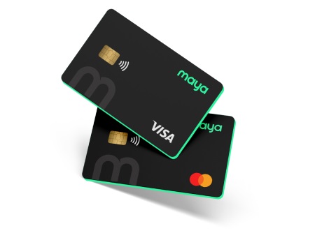 Deux cartes de paiement sur fond blanc, l'une portant le logo "Maya" et la mention "VISA", l'autre avec le logo "MasterCard". Les cartes sont de couleur noire avec des accents verts.